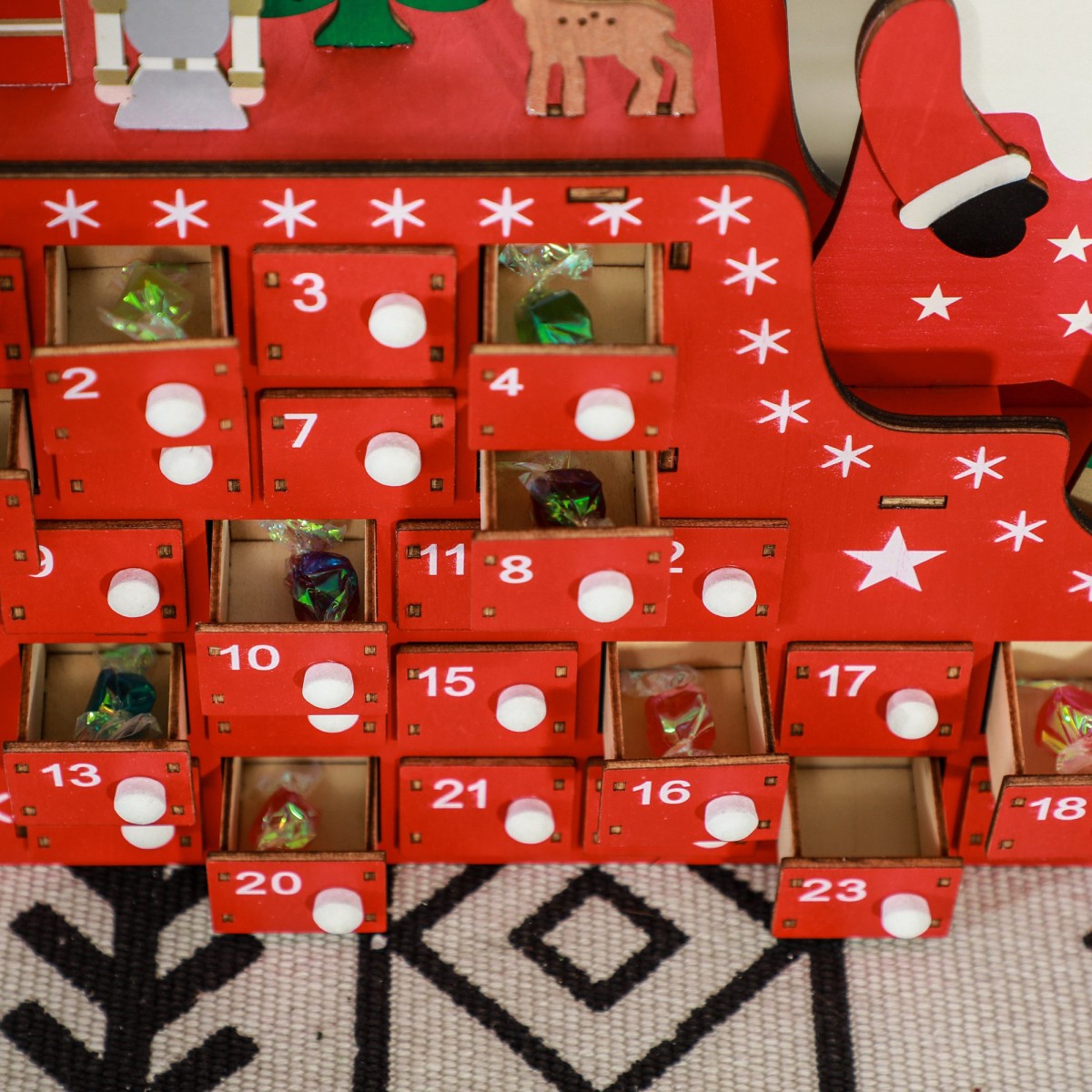 Ημερολόγιο Advent Santa Claus με έλκηθρο, 24 θήκες, επαναχρησιμοποιήσιμο, 22,5x8x36 cm, κόκκινο
