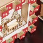 Ημερολόγιο LED Advent με σκηνή του χωριού, 24 μεγάλα συρτάρια, MDF, 34 x 7 x 34 cm, κόκκινο