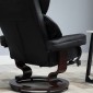 Καρέκλα χαλάρωσης με σκαμπό, λειτουργία ανάκλισης, περιστρεφόμενη, έως 160 κιλά, απομίμηση δέρματος, μεταλλικός σκελετός, μαύρο, 80 x 79 x 100 cm