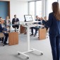 Γραφείο όρθιας θέσης ρυθμιζόμενο καθ' ύψος, τραπεζάκι με κύλιση με θήκη πληκτρολογίου, ρόδες και ατσάλινο πλαίσιο, λευκό