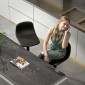 Σετ με 2 περιστρεφόμενα σκαμπό μπαρ από συνθετικό δέρμα με πλάτη και υποπόδιο, μεταλλική βάση μαύρη