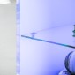 Έπιπλο τηλεόρασης με φωτισμό LED, 2 πόρτες ντουλαπιών, γυάλινο ράφι, τρύπες καλωδίων, σαλόνι, νοβοπάν, λευκό
