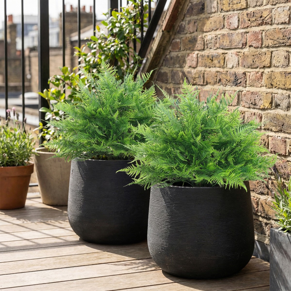 Τεχνητά φυτά τεχνητά Boston Fern Bushes ανθεκτικά στην υπεριώδη ακτινοβολία Τεχνητά φυτά με πασσάλους Σετ 2 60 cm για βεράντα στον κήπο