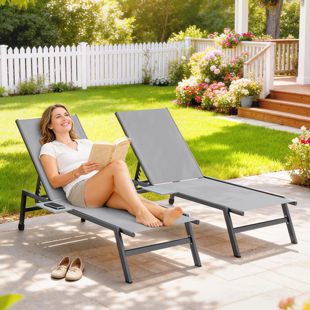 Σετ 2 ξαπλώστρες, ξαπλώστρες κήπου με πλάτη ρυθμιζόμενη σε ύψος 5 κατευθύνσεων, βοηθητικό τραπέζι, 2 ρόδες, αντιολισθητικά πόδια, γκρι