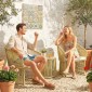 Σετ Rattan Bistro, Σετ επίπλων κήπου 3 τεμαχίων με στρογγυλό γυάλινο τραπέζι, πολυθρόνες και μαξιλάρια, κρεμ Λευκό