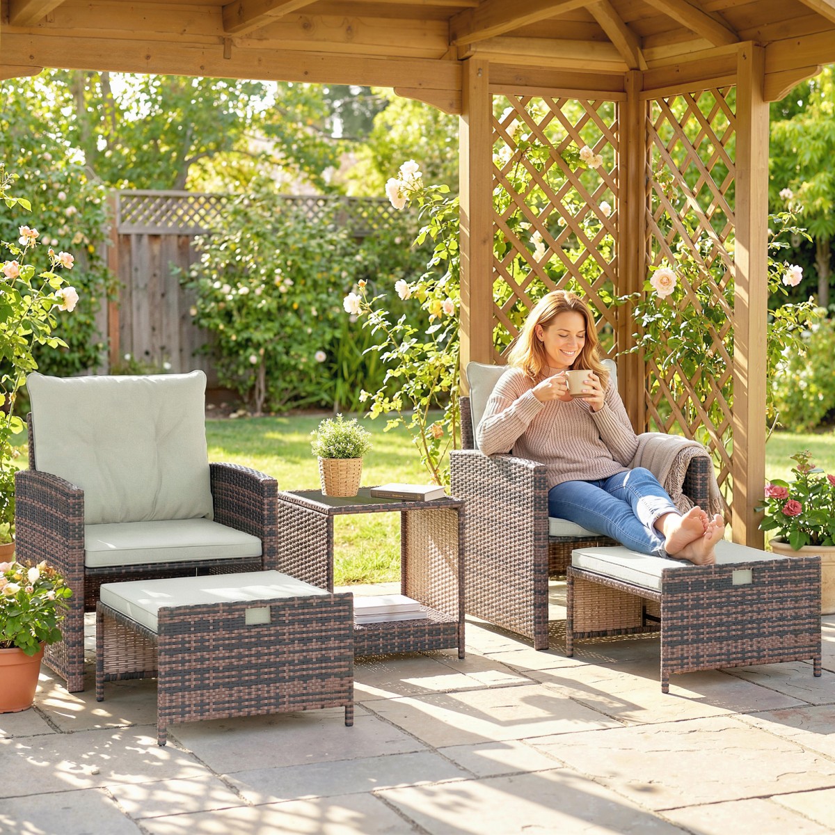 Σετ επίπλων κήπου Rattan Σετ επίπλων μπαλκονιού 5 τεμαχίων με 2 καρέκλες μαξιλάρια τραπέζι σκαμπό θήκη αποθήκευσης κρεμ λευκό