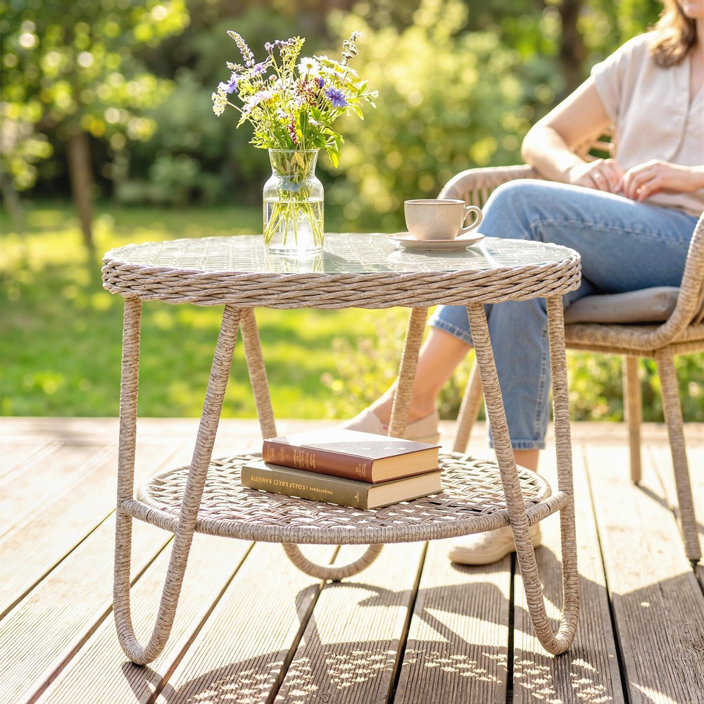 Βοηθητικό τραπεζάκι από polyrattan 2 επιπέδων τραπεζάκι σαλονιού με γυάλινο ράφι ρυθμιζόμενα πόδια 65 x 65 x 50 cm κίτρινο