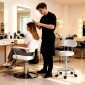 Σκαμπό ρολό, περιστρεφόμενο και ρυθμιζόμενο σκαμπό με πλάτη, κάλυμμα από συνθετικό δέρμα, υποπόδιο, για τραπεζάκια, λευκό