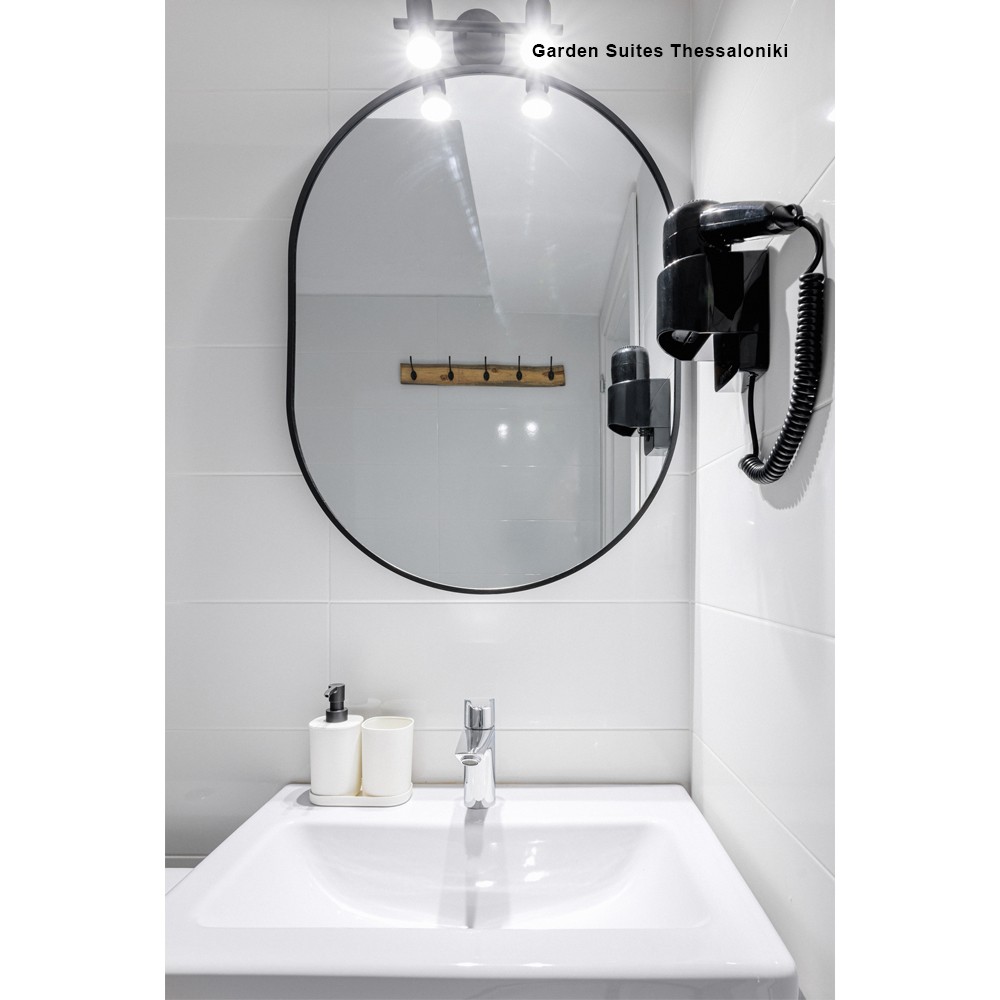 Καθρέφτης επιτοίχιος οβάλ Nextdeco μαύρο μεταλλικό πλαίσιο 60x80εκ.