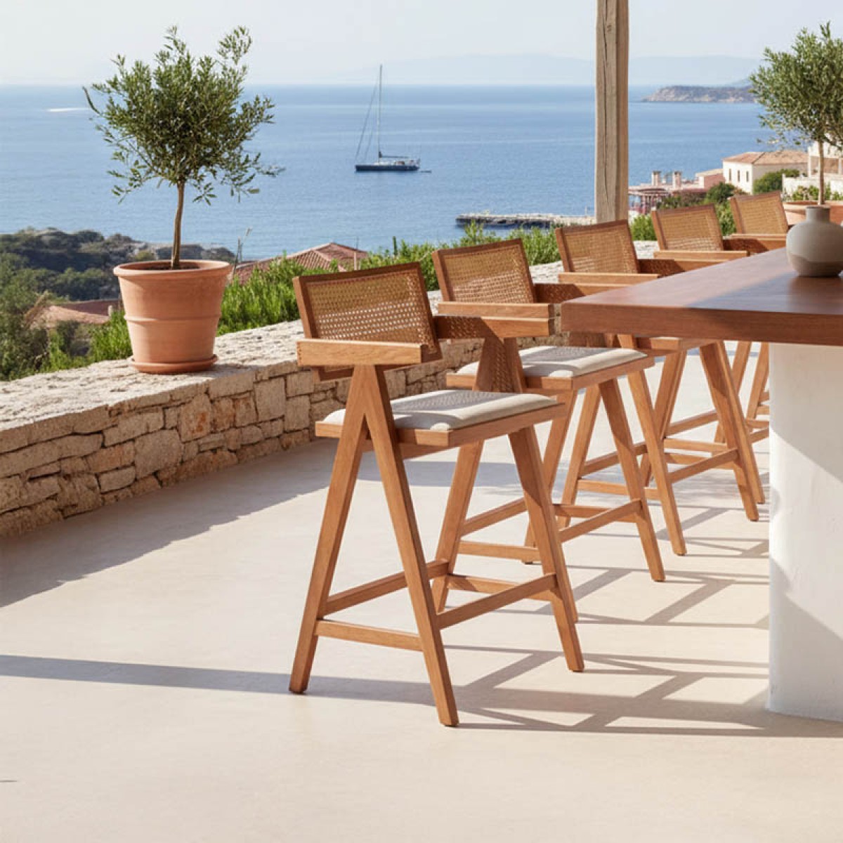 Σκαμπό bar με μπράτσα Winslow pakoworld ξύλο rubberwood ανοικτό καρυδί-pvc rattan φυσικό-ύφασμα γκρι