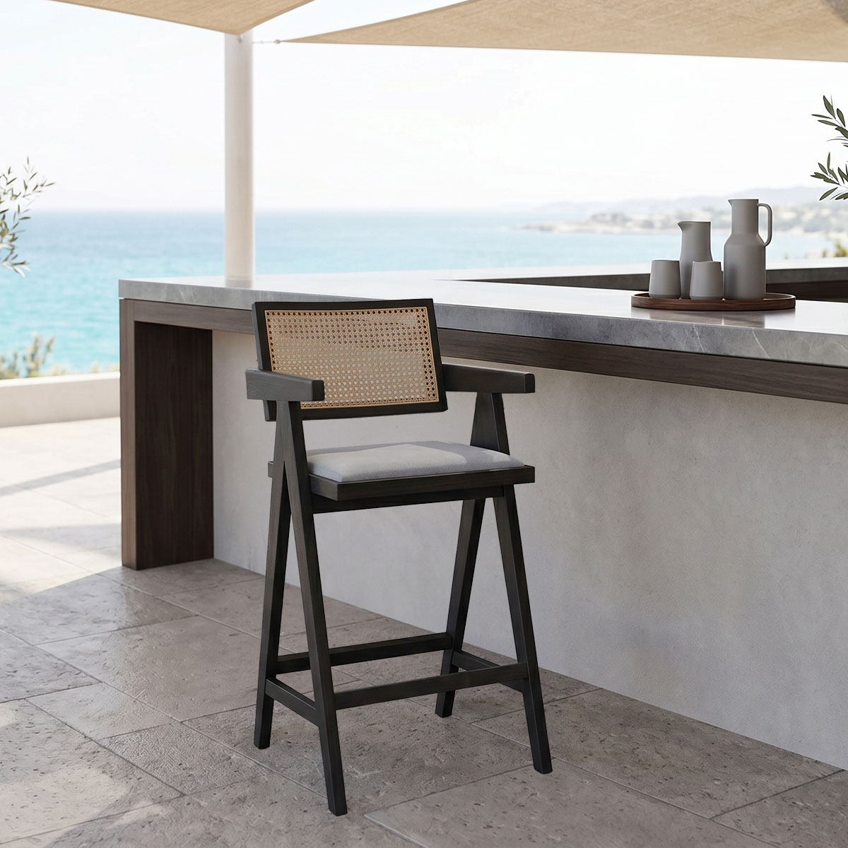 Σκαμπό bar με μπράτσα Winslow pakoworld ξύλο rubberwood μαύρο-pvc rattan φυσικό-ύφασμα γκρι