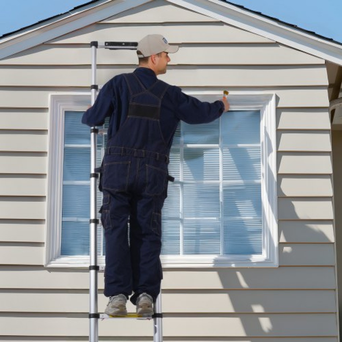 VEVOR Telescoping Ladder, ελαφριά επέκταση αλουμινίου 8,5 FT, πτυσσόμενη σκάλα ανάκλησης με ένα κουμπί, χωρητικότητα 375 LBS με αντιολισθητικά πόδια, φορητές συμπαγείς σκάλες για το σπίτι, RV, Σοφίτα