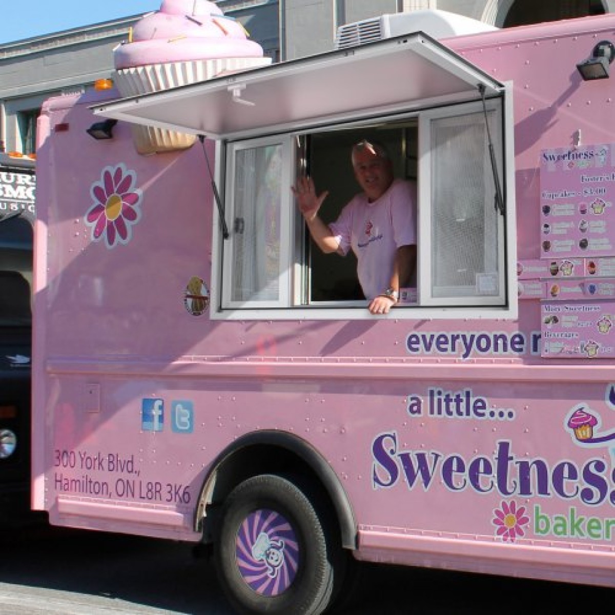 VEVOR Concession Window for Food Truck, Παράθυρο Service 48"x36" από κράμα αλουμινίου, Παράθυρο σερβιρίσματος έως 85 μοιρών με 4 συρόμενα παράθυρα & τέντα πόρτα & σύρσιμο γάντζο, για Food Truck Concession Trailer