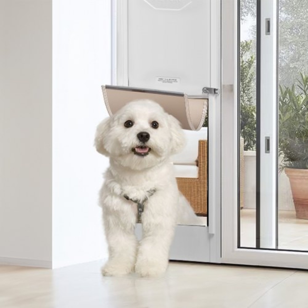 VEVOR Dog Door για Συρόμενη Γυάλινη Πόρτα, 75 7/8"-80 11/16" Ρυθμιζόμενη Πόρτα Doggy για Συρόμενες Πόρτες, Πόρτα από Αλουμίνιο Tempered Glass Pet Door με πτερύγιο και κλειδαριά δομής μεντεσέδων για σκύλους μικρού μεγέθους