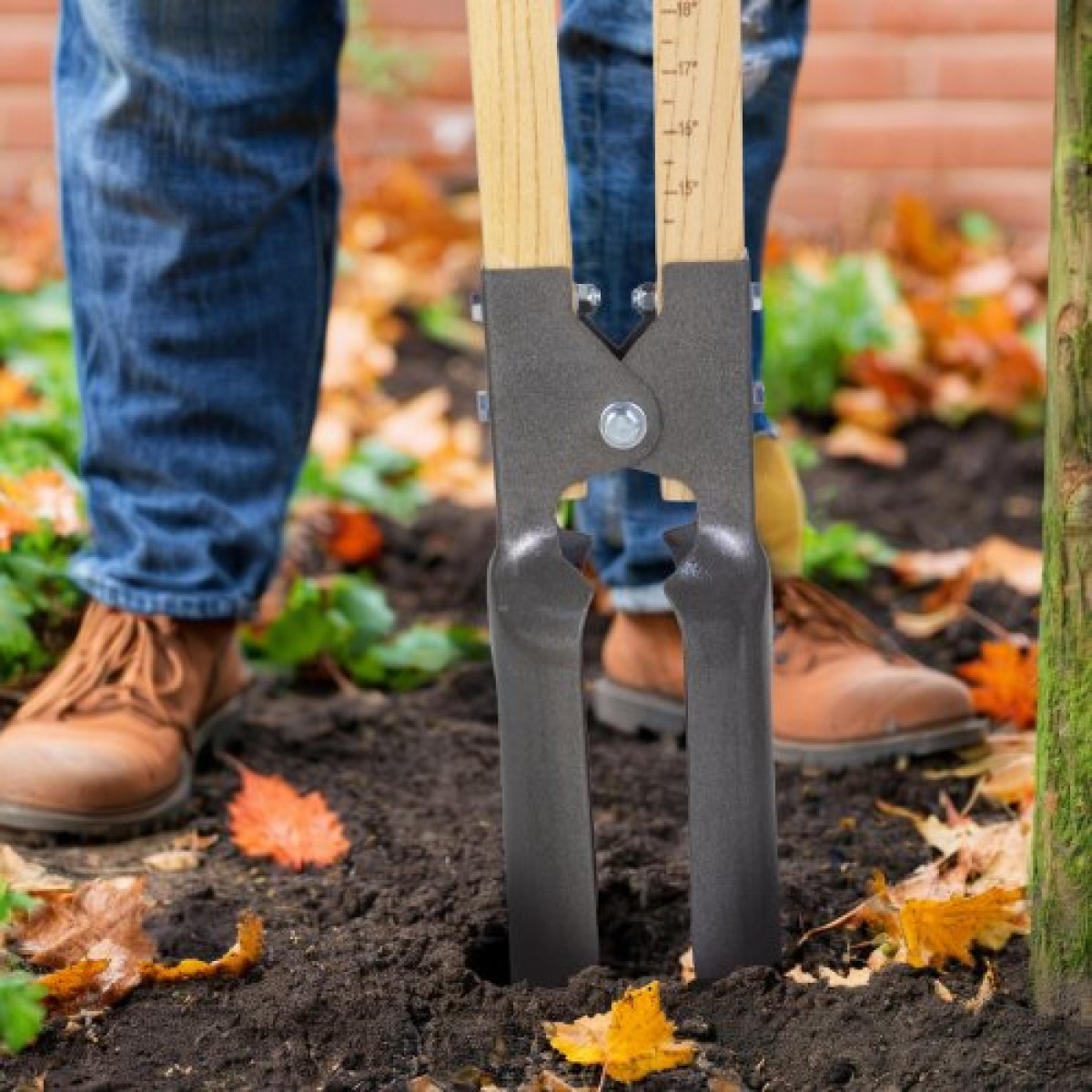 VEVOR Post Hole Digger, Heavy Duty Post Hole Digger με ξύλινη λαβή, Manual Hole Digger με σήμανση κλίμακας και μεταλλική λεπίδα, Post Hole Digger Tool for Digging Yard Work Gardening Outdoor, 57,5 ​​ιντσών