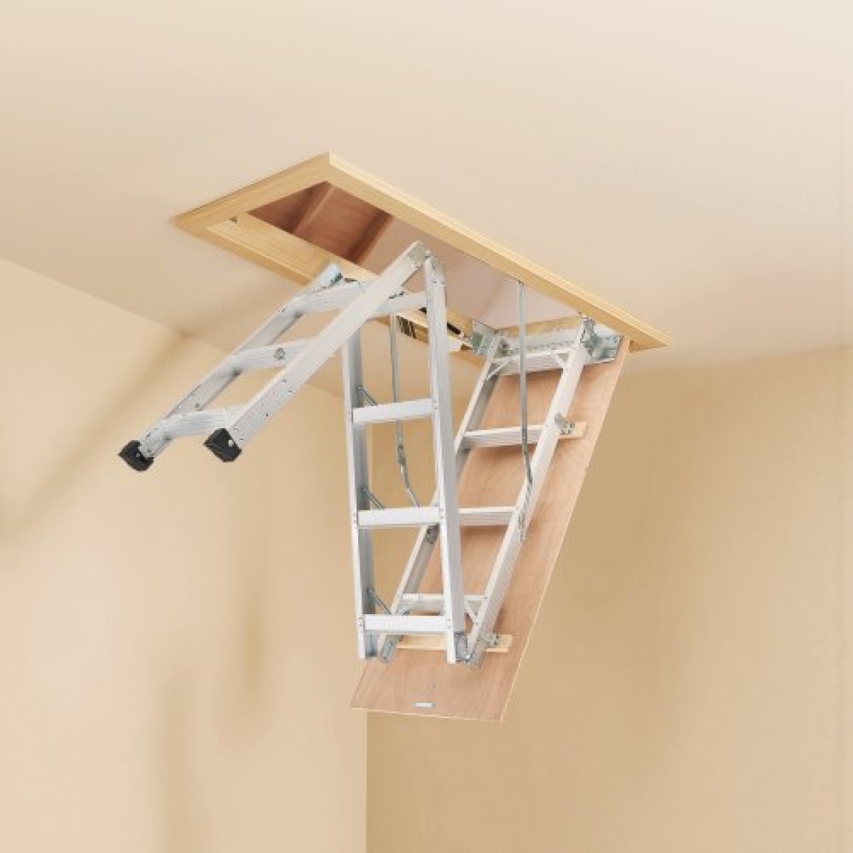 Σκάλα σοφίτας αλουμινίου VEVOR, ταιριάζει 299-314 cm/233,5-299 cm Ύψος οροφής, 1372 x 572 mm Άνοιγμα, χωρητικότητα 170 kg, Αναδιπλούμενες ελαφριές & φορητές σκάλες σοφίτας πολλαπλών χρήσεων για άνετη πρόσβαση