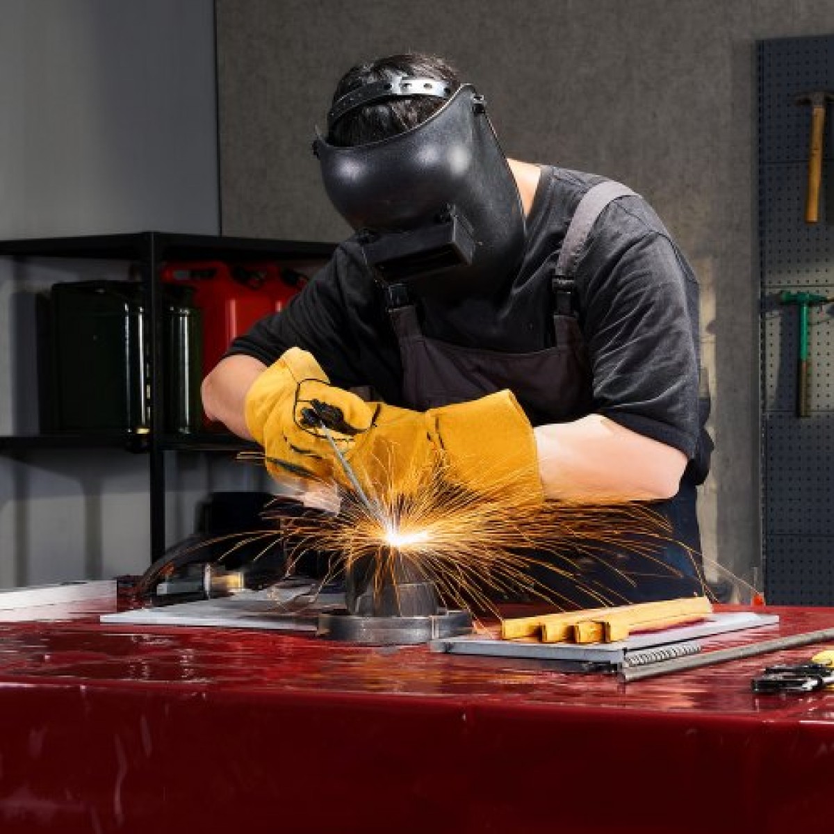 VEVOR 2PCS Welding Curtains, 1,74 x 2,34m Welding Screen Curtain, Fire-Resistant Vinyl Safety Protective Screen with 6-Level UV Protection & Hanging Drips, Φορητό για εργαστήριο/βιομηχανική χρήση, κόκκινο