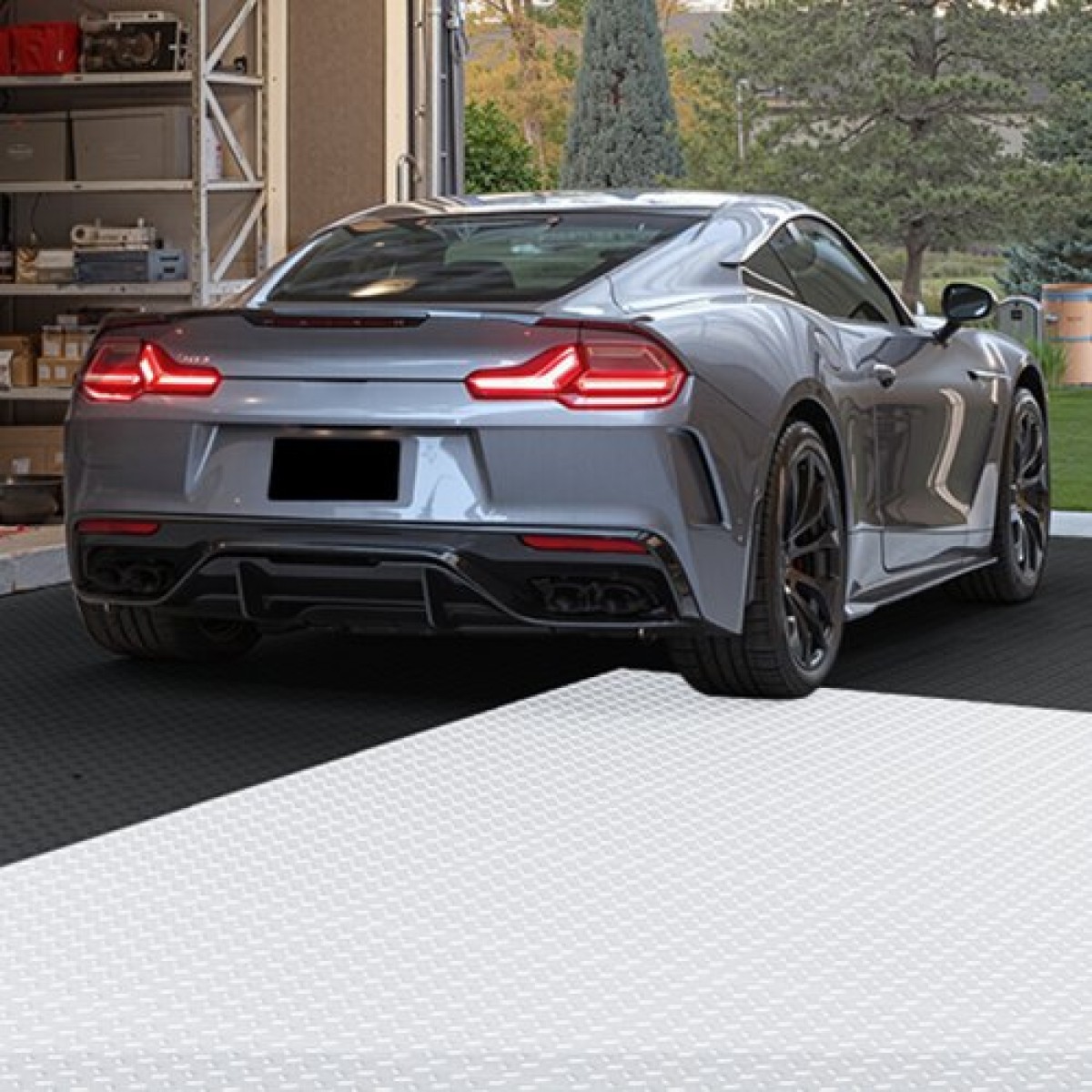 VEVOR Πλακάκια δαπέδου γκαράζ Interlocking, 16 Pack 513 x 513 x 5 mm Interlocking Modular Floor Garage Garage Poss, Diamond Plate Αντιολισθητικά χαλάκια PVC για εργαστήριο, Αποθήκη, Εργαλειοθήκη, Μαύρο