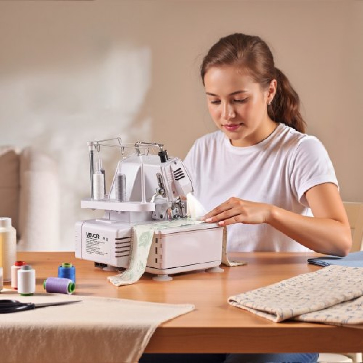 Ραπτομηχανή VEVOR Serger Overlock, 1250 βελονιές ανά λεπτό, ικανότητα 3 και 4 κλωστών, με φως LED και ισχυρά πόδια αναρρόφησης, ραπτομηχανή βαρέως τύπου μεταλλικό σκελετό για διάφορα υφάσματα, λευκό