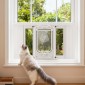 VEVOR Cat Door for Window, Ρυθμιζόμενη στο πλάτος παραθύρου 584-711 mm, 4 ασφαλείς λειτουργίες κλειδώματος, πλαίσιο από αλουμίνιο και γυαλί υψηλής διαφάνειας, μαγνητικό κλείσιμο, αδιάβροχη πόρτα κατοικίδιων ζώων για γάτες, λευκό