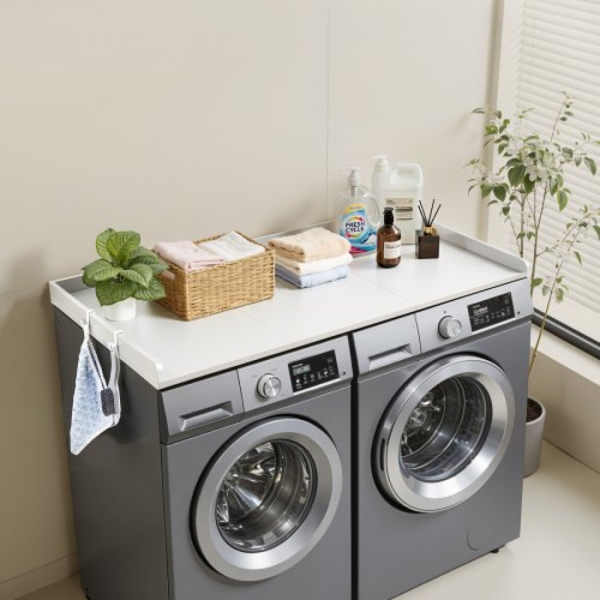 Πάγκος VEVOR Washer Dryer, 137 x 69,9 cm, Ξύλινος κάλυμμα πλυντηρίου και στεγνωτηρίου με άκρα και γάντζοι, αδιάβροχο επάνω μέρος πλυντηρίου ρούχων για ντουλάπα ρούχων Οργάνωση και αποθήκευση πάγκου, λευκό