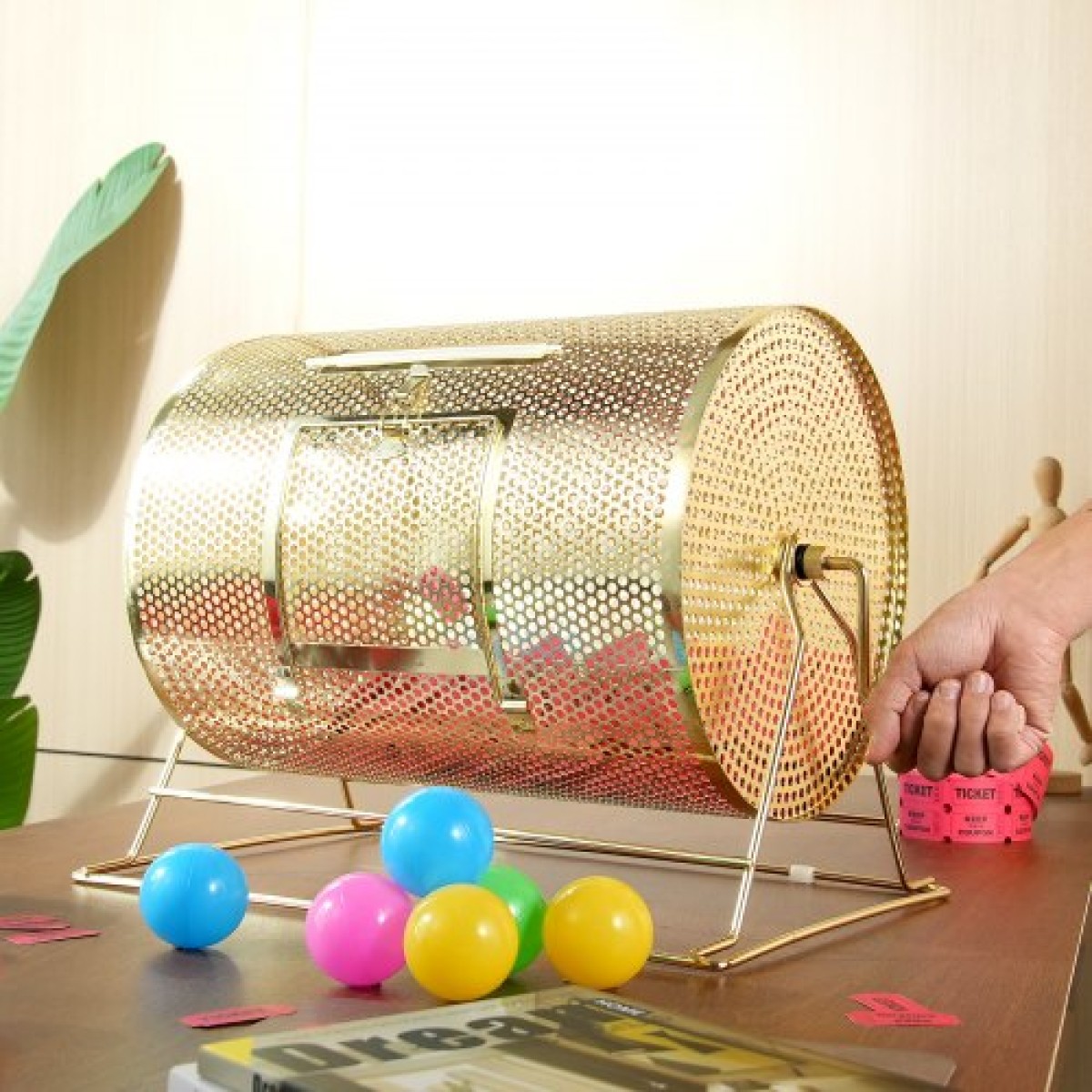 VEVOR Raffle Drum, 16,1 x Ø12 ιντσών Brass Plated Ticket Raffle Spinning Cage, Χωράει 5000 εισιτήρια ή 200 μπάλες πινγκ πονγκ, μεταλλικό σχέδιο λοταρίας με ξύλινη περιστροφική λαβή, για μέρος ψηφοδελτίων Bingo