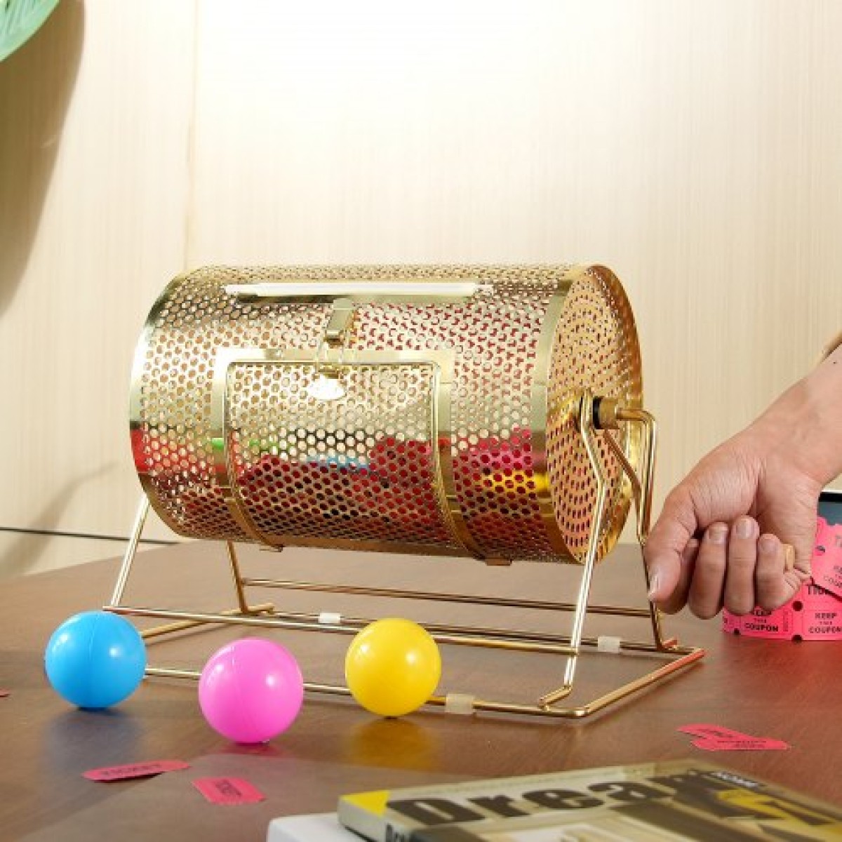 VEVOR Raffle Drum, 11,6 x Ø7,48 ιντσών Brass Plated Ticket Raffle Spinning Cage, Χωράει 2500 εισιτήρια ή 100 μπάλες πινγκ πονγκ, μεταλλικό σχέδιο λοταρίας με ξύλινη περιστροφική λαβή, για κάλπες Bingo Pa