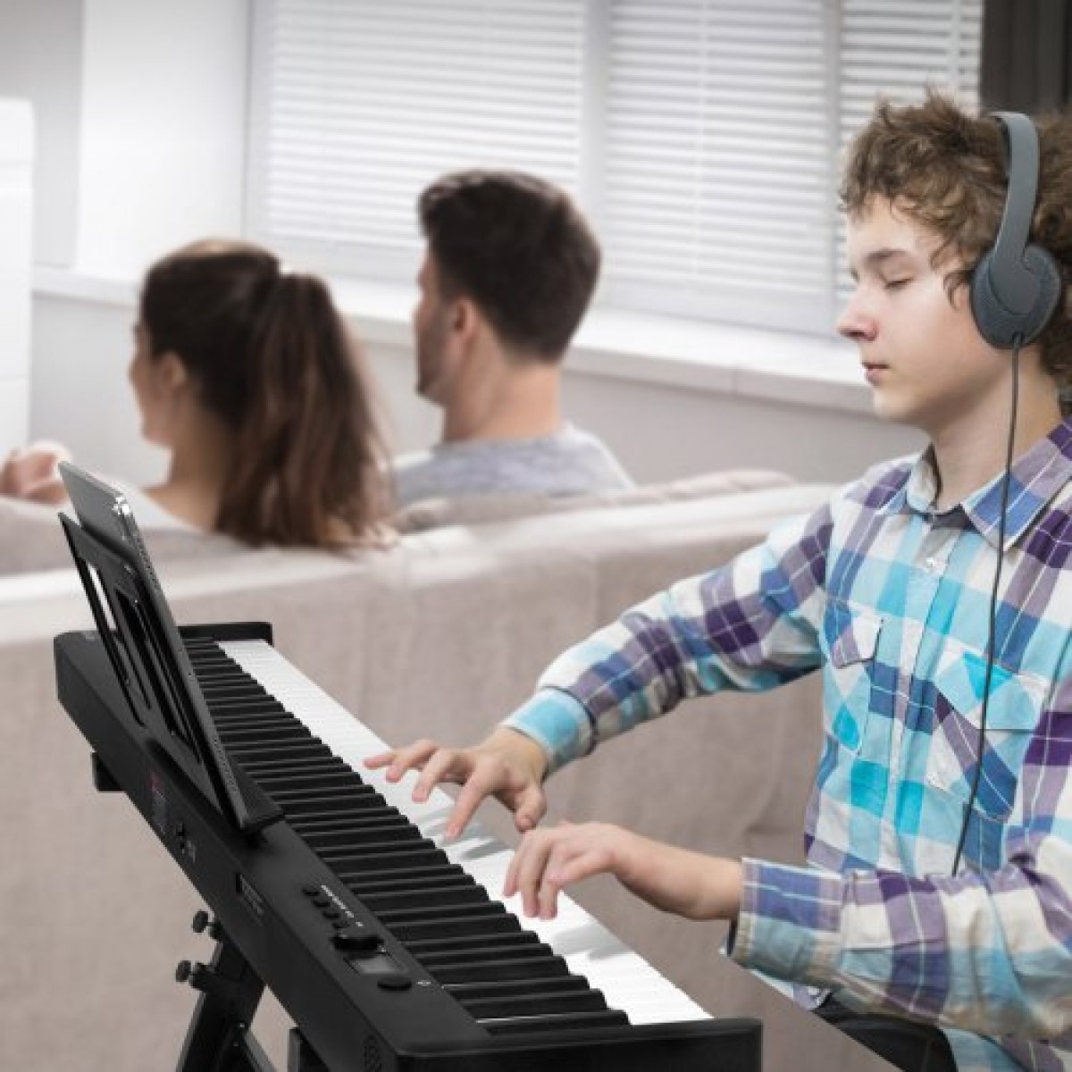 VEVOR 88 Key Folding Keyboard Piano, Bluetooth & MIDI, Φορητό ηλεκτρονικό ψηφιακό αναδιπλούμενο πιάνο με Stand Sustain τσάντα πεντάλ πλήκτρα ευαίσθητα στην αφή, επαναφορτιζόμενη για αρχάριους έφηβους, ενήλικες, μαύρο