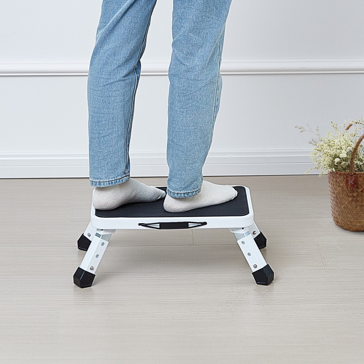 VEVOR Step Stool 1-Step 150KG Χωρητικότητα, Πτυσσόμενη ατσάλινη σκάλα 3 ρυθμιζόμενο ύψος, φορητά σκαμπό για ενήλικες, αντιολισθητικές στιβαρές σκάλες για γραφείο, τροχόσπιτα, κατοικίδια, μπάνια, υπνοδωμάτια