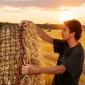 VEVOR Στρογγυλό Δίχτυ σανού, 1,5 x 1,5 x 1,5 m, 44,45 x 44,45 mm Τρύπες, Υλικό PE, Σχεδίαση με ενισχυμένο κόμπο, με φερμουάρ, μεταφορά με βελόνα και σπάγκο επισκευής, στρογγυλό δίχτυ για άλογα με αργή τροφοδοσία