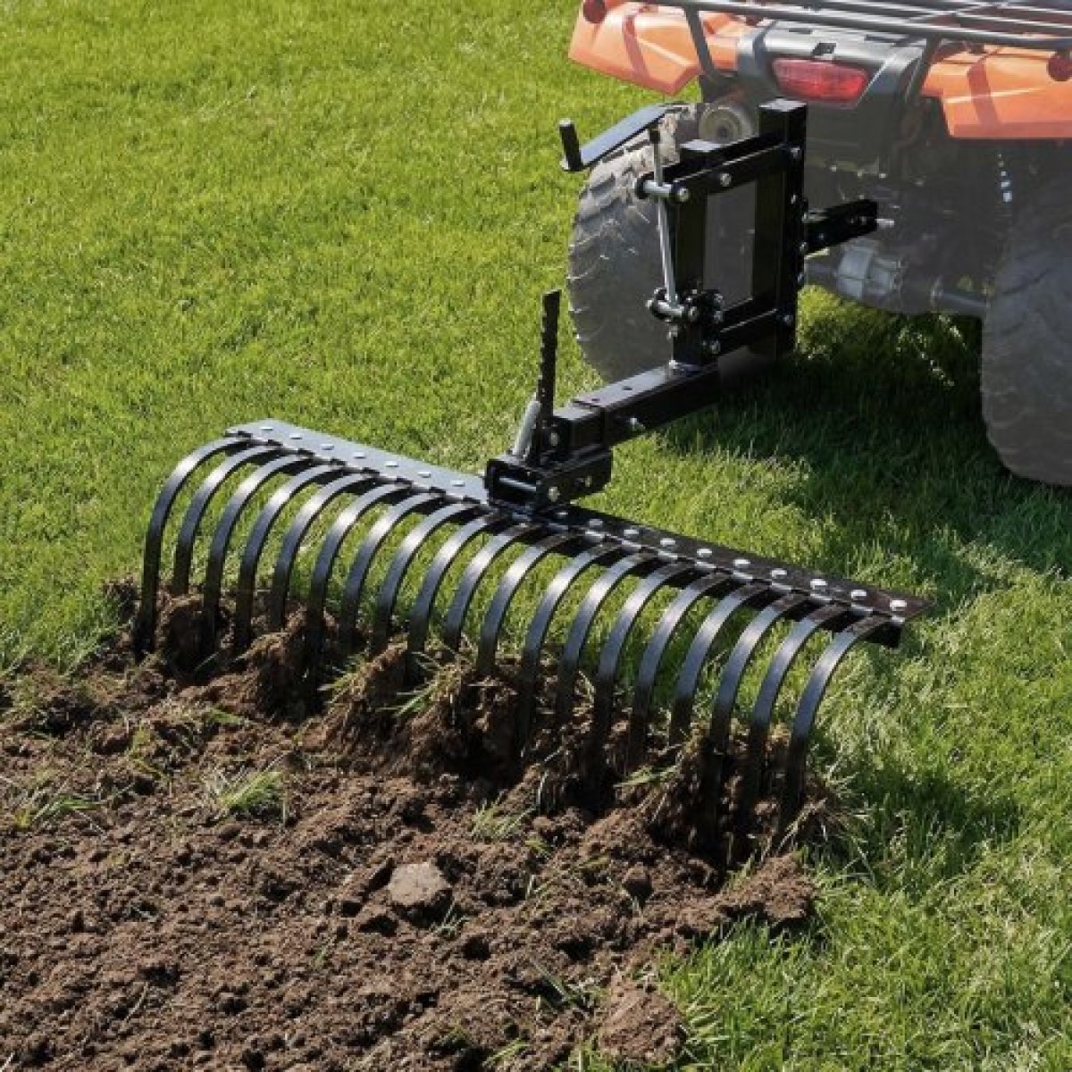 VEVOR 106,7 cm Ρυμούλκηση πίσω από τσουγκράνα Landscape, 3-Point Lawn Rock Rake with Blade & Lift Lever, Fit Κατηγορία 1 ATVs UTVs Tractors Lawn, Heavy Duty Dethatcher Rake for Debris Leaves Thatch