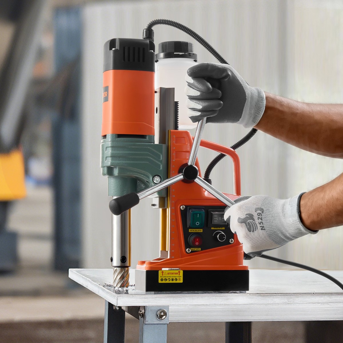 VEVOR Magnetic Drill, 1450W Κινητήρας 50 mm Διάμετρος Πυρήνα, 13000 N Μαγνητική Δύναμη, Φορητή ηλεκτρική πρέσα τρυπανιού Mag με 6 μύτες πυρήνα, Μεταβλητή ταχύτητα, Μηχάνημα διάτρησης για μεταλλική επιφάνεια, Βιομηχανική
