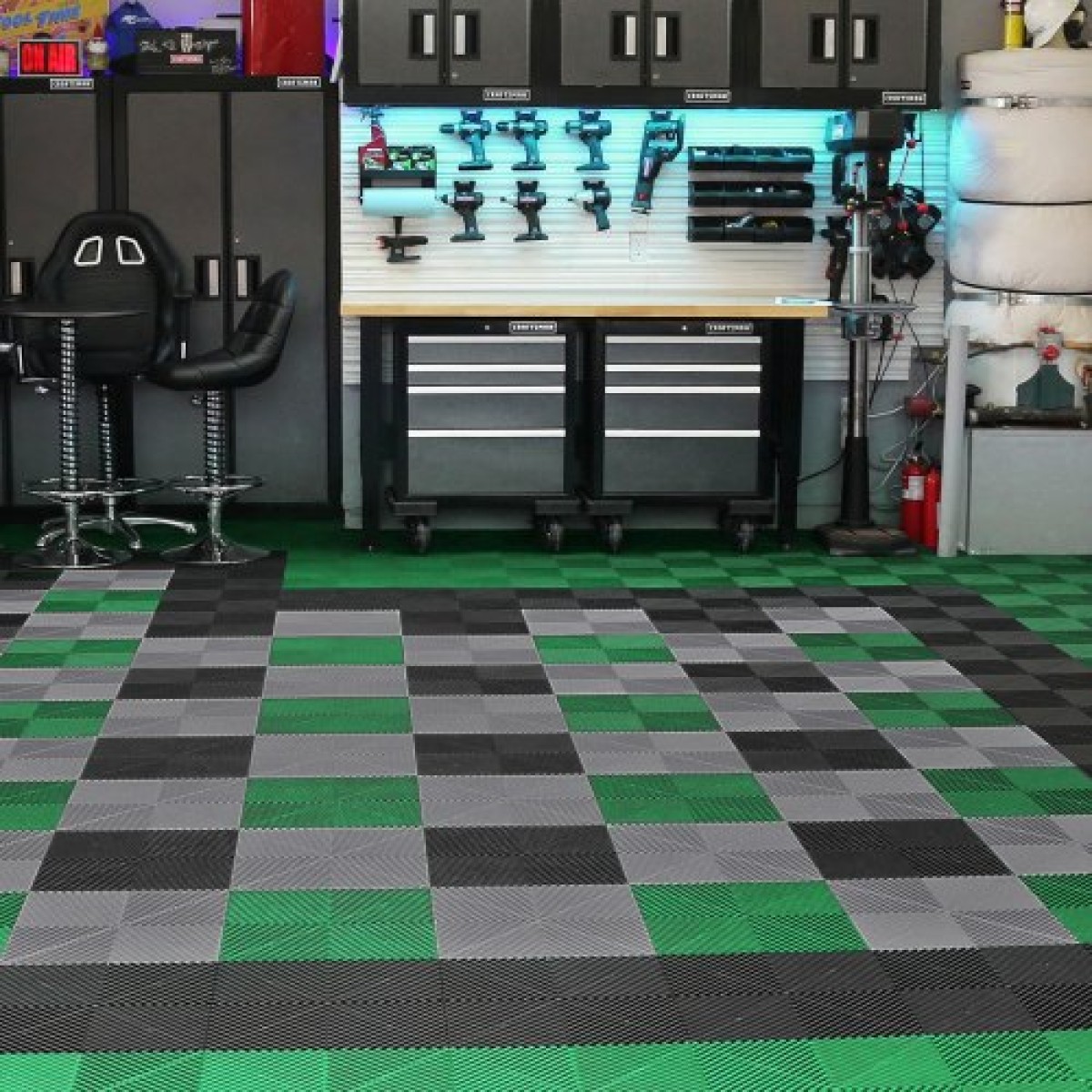 VEVOR Interlocking Drinage Mat, 15,7” x 15,7” Modular Interlocking Cushion, 24 Pcs Spicing Dranage Mats, Αντιολισθητικό Μαύρο PP Πλακάκι δαπέδου αποστράγγισης και Χαλάκι ντους, για γκαράζ, κήπο, κουζίνα και εξωτερικό χώρο