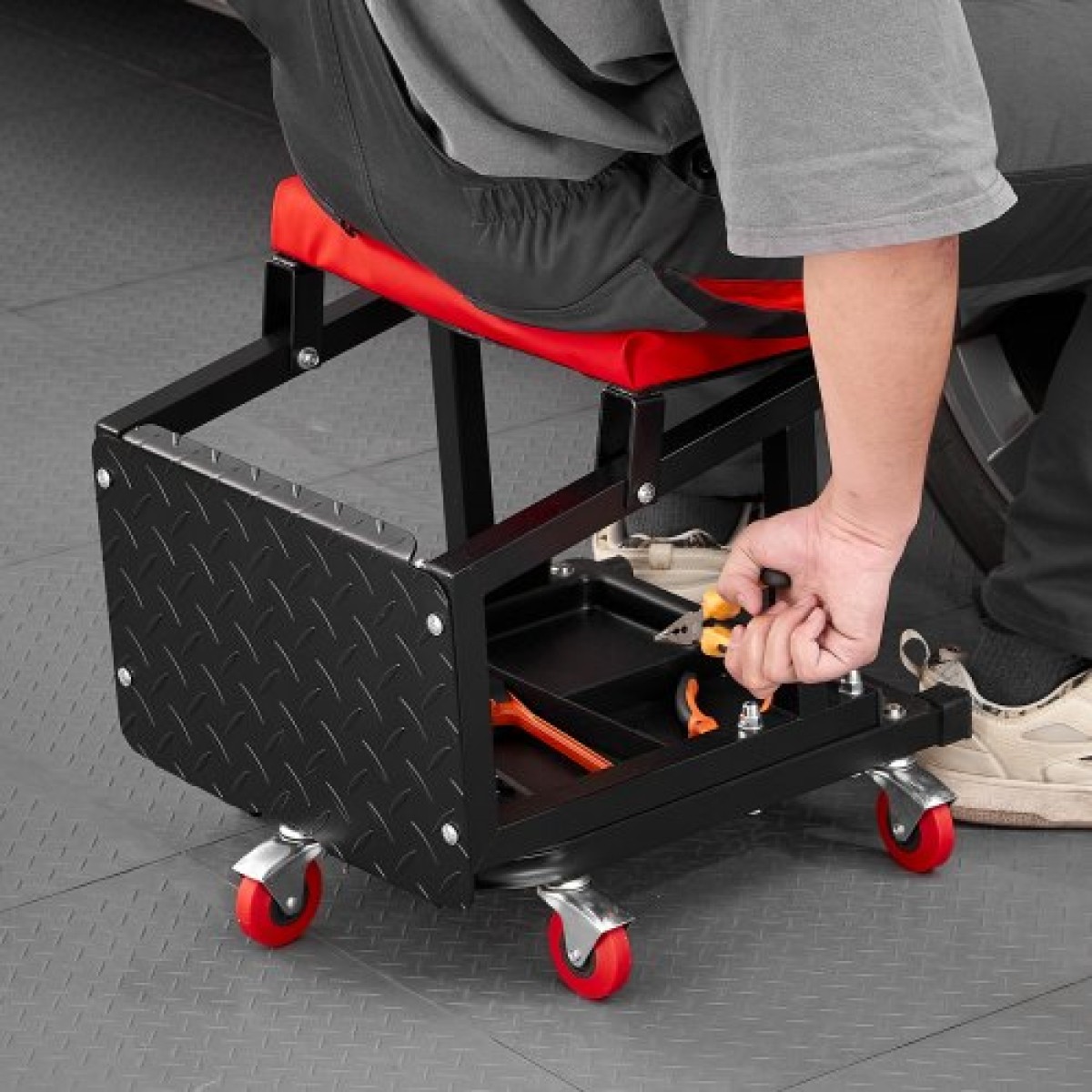 VEVOR Mechanic Stool, χωρητικότητας 300 lbs Κάθισμα γκαράζ/Σκαμπάκι εργασίας με ρόδες, περιστρεφόμενο σκαμπό εργαστηρίου 360° με δίσκο εργαλείων, Mechanics Creeper Seat/Step Stool, για γκαράζ, κατάστημα & επισκευή αυτοκινήτων, μαύρο