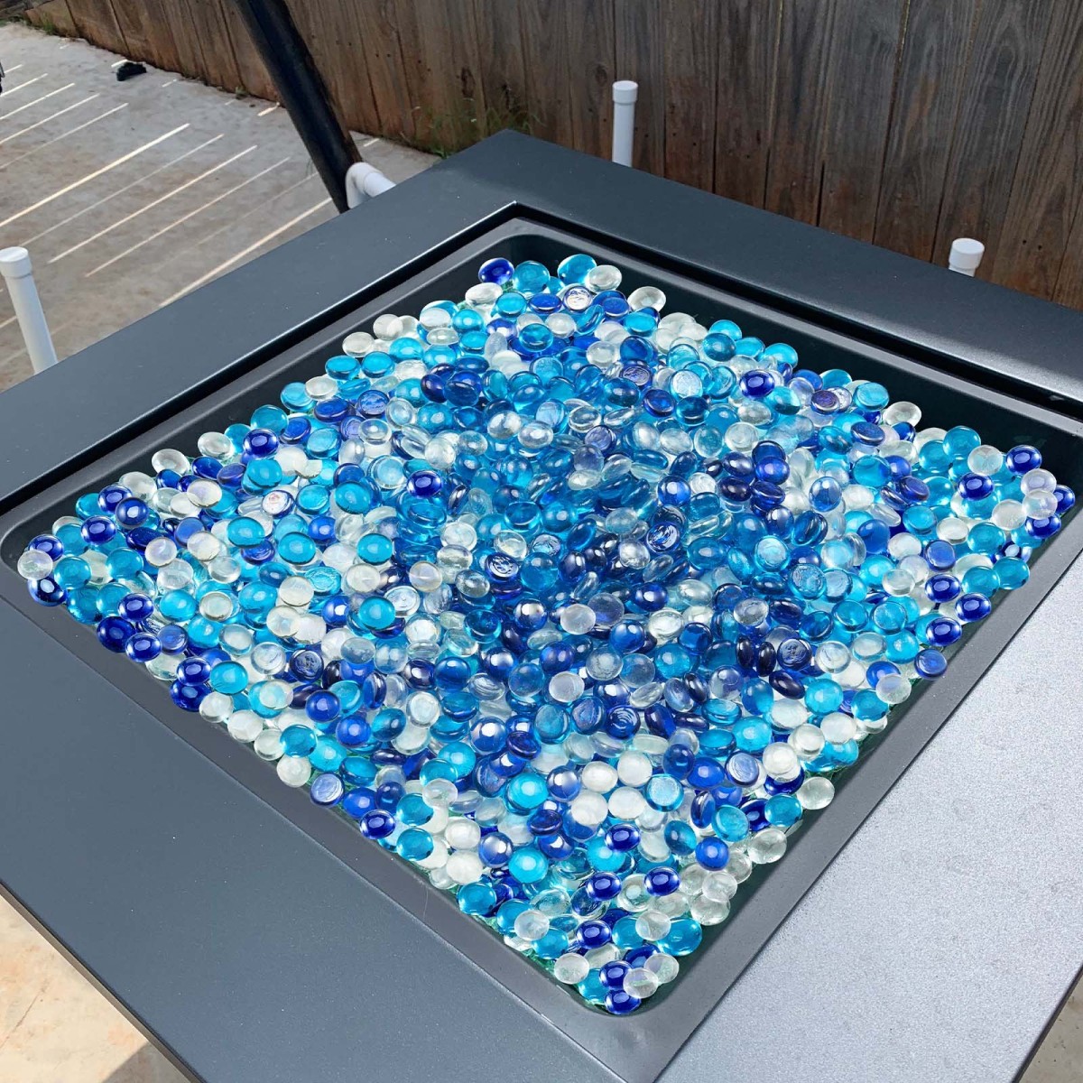 VEVOR Fire Glass, 10LBS / 4,5KG Smokeless & Fireplace Rocks, 3/4-Inch / 19,05 mm Reflektive Firepit Glass Bead, High Luster Stone Landscaping for Fire Pit Table, Cobalt Blue + Caribbean Blue + Clear