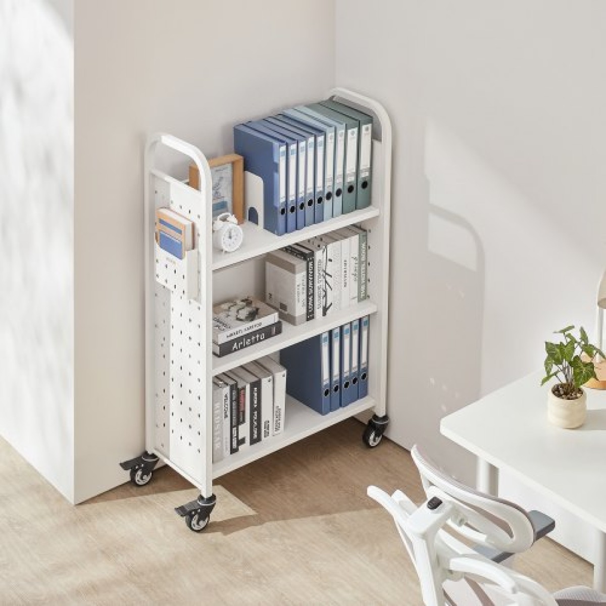 Καρότσι βιβλίων VEVOR Rolling Library, Χωρητικότητα 150 kg, 77 x 38 x 122 cm Καρότσι βιβλιοθήκης, Ράφια σε σχήμα L μονής όψης με ρόδες που κλειδώνουν 76,2 mm, φορτηγό βιβλίου για ράφια σπιτιού γραφείου και σχολείου, λευκό