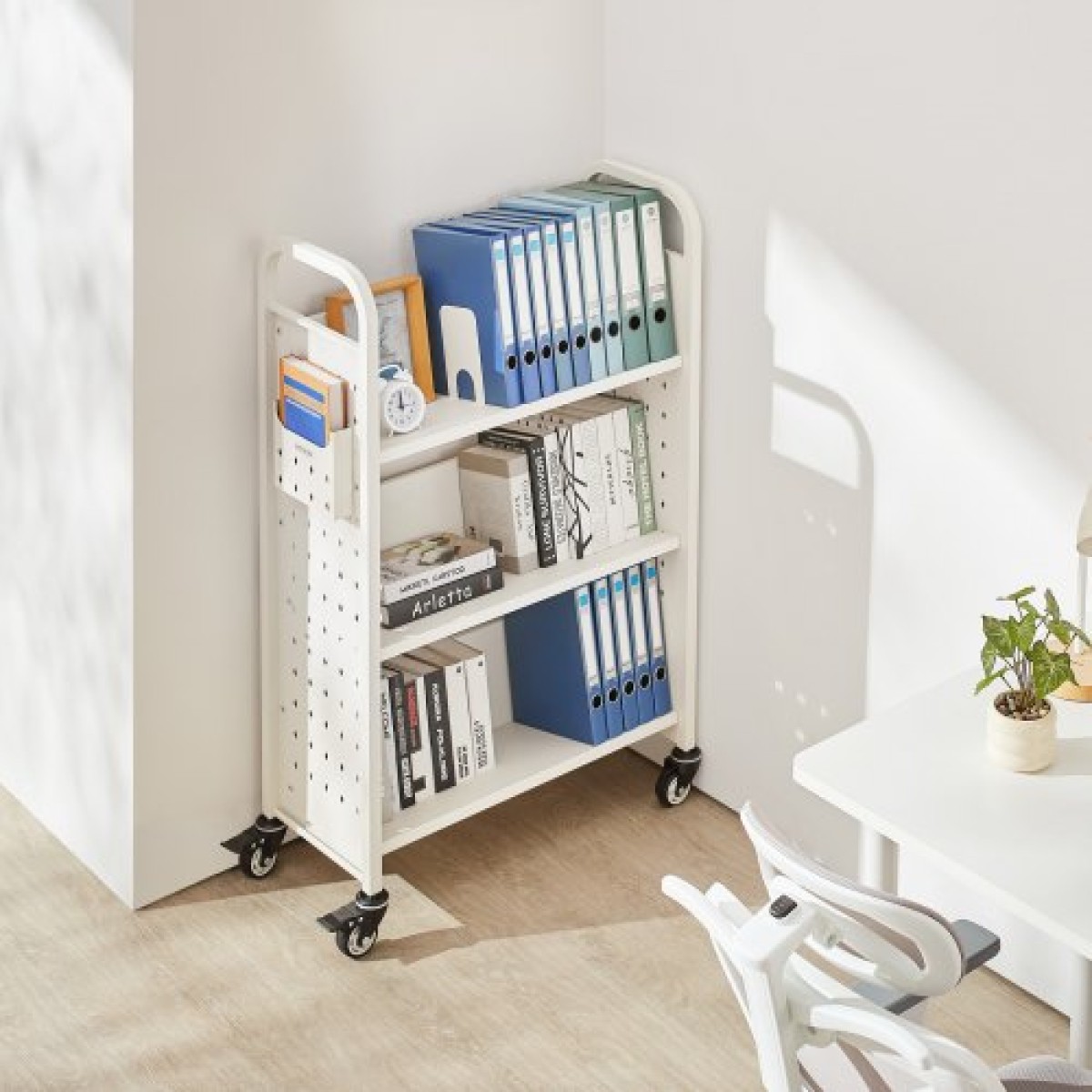 Καρότσι βιβλίων VEVOR Rolling Library, Χωρητικότητα 150 kg, 77 x 38 x 122 cm Καρότσι βιβλιοθήκης, Ράφια μονής όψης σε σχήμα V με ρόδες 76,2 mm που κλειδώνουν, φορτηγό βιβλίων για ράφια σπιτιού γραφείου και σχολείου, Λευκό