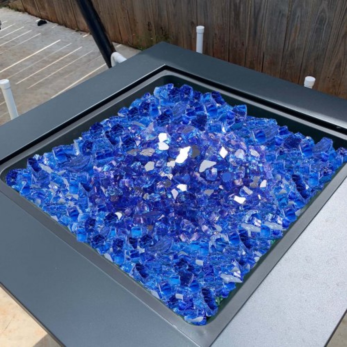 VEVOR Fire Glass, 35LBS / 15,88KG Βράχοι τζακιού ανθεκτικοί σε υψηλές θερμοκρασίες, 1/2 ίντσας / 12,7mm Reflective & Smokeless Firepit Glass Rock, High Luster Stone Landscaping for Fire Pit Table, Cobalt Blue