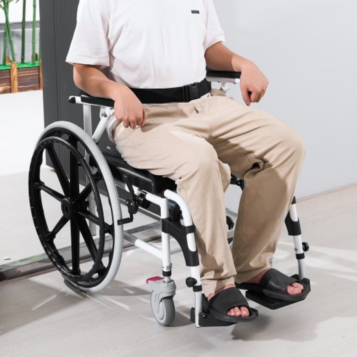 Αναπηρική καρέκλα ντους VEVOR 17,5 ιντσών/44,5 cm Aloy Commode Αναπηρική καρέκλα μπάνιου για άτομα με ειδικές ανάγκες