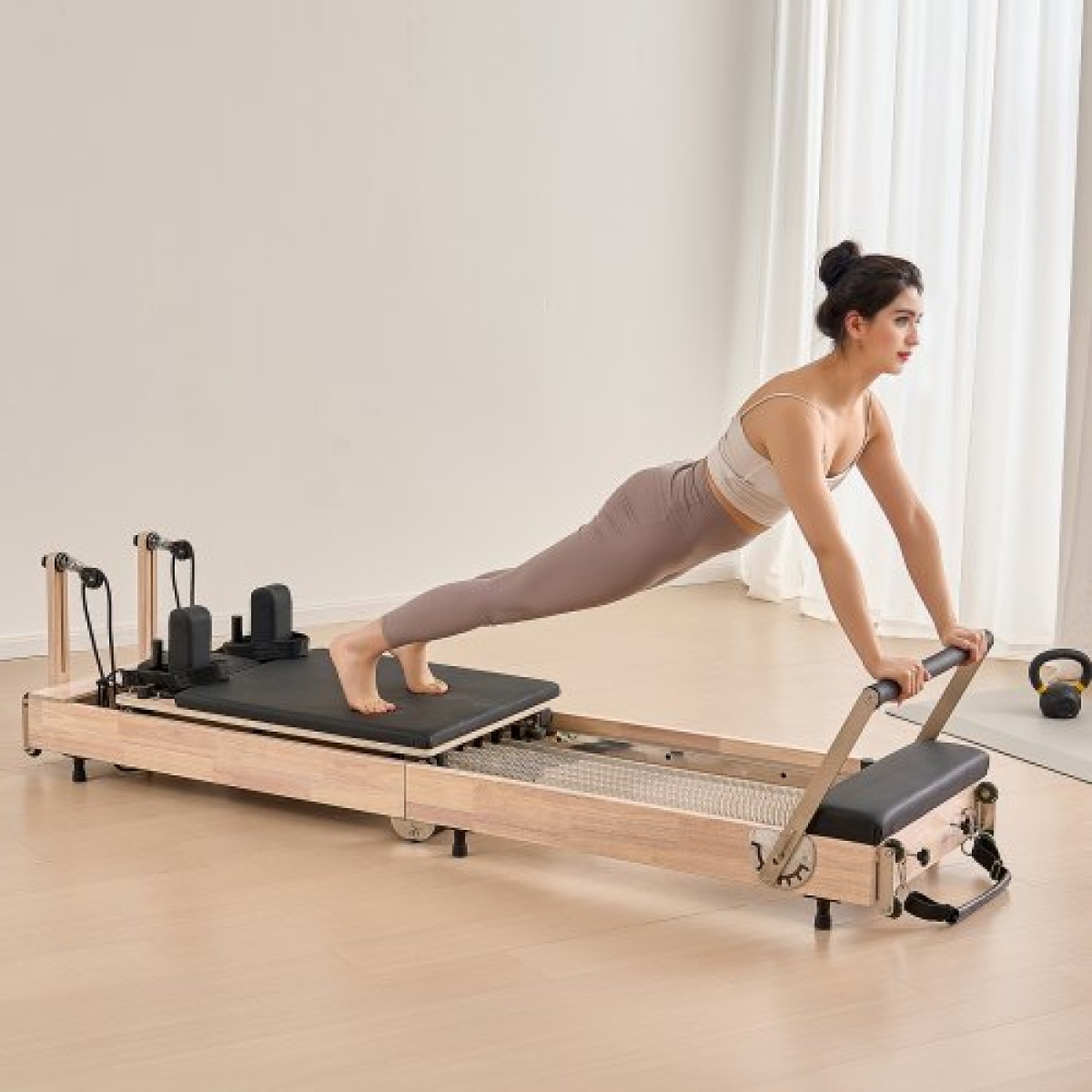 VEVOR Πτυσσόμενο Pilates Reformer, Ξύλινο μηχάνημα προπόνησης Pilates για χρήση στο γυμναστήριο στο σπίτι, κρεβάτι Pilates με διπλή αντίσταση-ελατήριο & κορδόνι, σετ Reformer με καθιστικό, έως 400 LBS