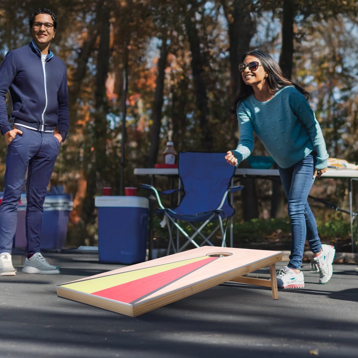 VEVOR Cornhole Set, 4x2 ft Corn Hole Game Boards, Solid Wood Portable Toss Board, Εσωτερικό και εξωτερικό παιχνίδι Cornhole για ενήλικες, περιλαμβάνει 8 τσάντες φασολιών και λαβή, για αυλή, πίσω αυλή, παραλία, κάμπινγκ