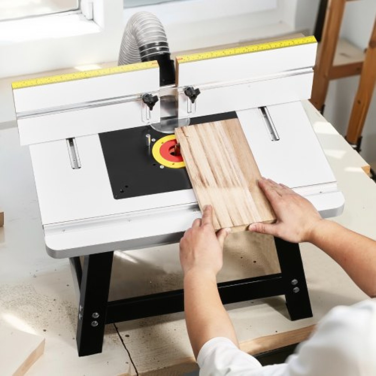 Τραπέζι δρομολογητή πάγκου VEVOR, 610 x 400 mm / 24 in x 15,7 in, Τραπέζι δρομολόγησης πάγκου με ρυθμιζόμενο φράχτη, επάνω μέρος MDF, στιβαρή μεταλλική βάση, 2-1/2 στη θύρα συλλογής σκόνης, συμβατό με διαδρομές και διάφορα τρυπάνια