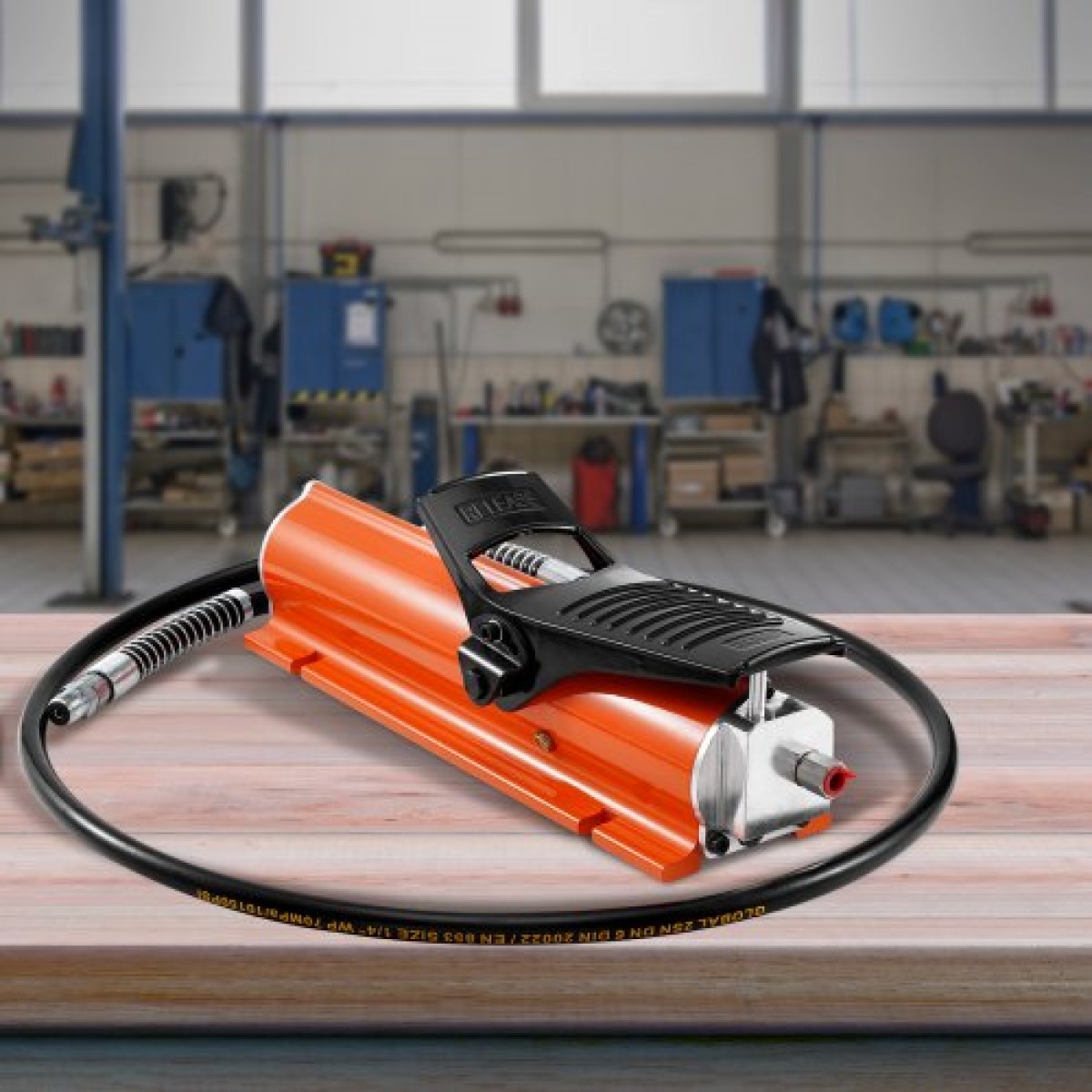 VEVOR 689 bar (10.000 PSI) Air Hydraulic Pump, 0,7 L (0,18 Gal) Reservoir, NPT 9,5mm (3/8 In) Oil Outlet, NPT 6,4mm (1/4 In), Metal Shell Air Actuated Treadle Foot Pump, for Preciment Equimental Machine