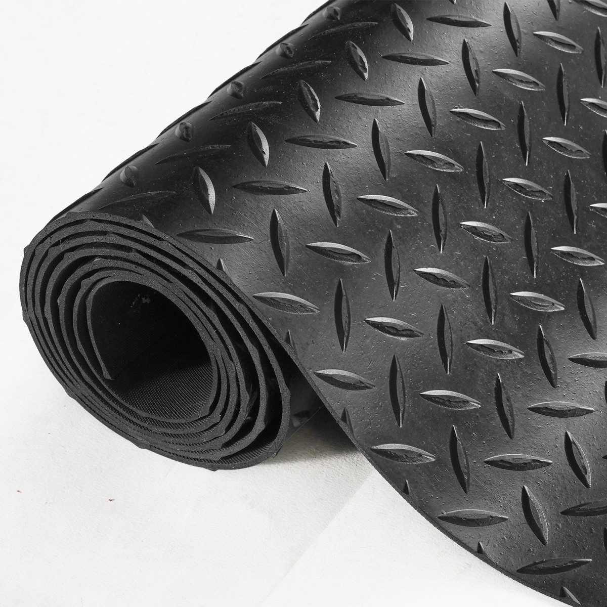 Ρολό δαπέδου από καουτσούκ VEVOR Diamond-Plate, 3 mm x 4 ft x 8 ft πατάκι γκαράζ, SBR Rubber ρολό δαπέδου γκαράζ, εύκολο στο καθάρισμα, διαμαντένιο ελαστικό χαλάκι για κάτω από αυτοκίνητα, Garage Industry Gym, Μαύρο