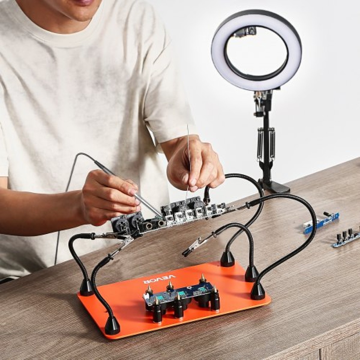 VEVOR Magnetic Helping Hands Soldering Station, 2-in-1 Third Hand Soldering Tool - 3X LED μεγεθυντικός λαμπτήρας & 5 εύκαμπτοι βραχίονες, 6 θήκες PCB, σταθμός βάσης βαρέως τύπου για ηλεκτρονικά επισκευή χειροτεχνίας