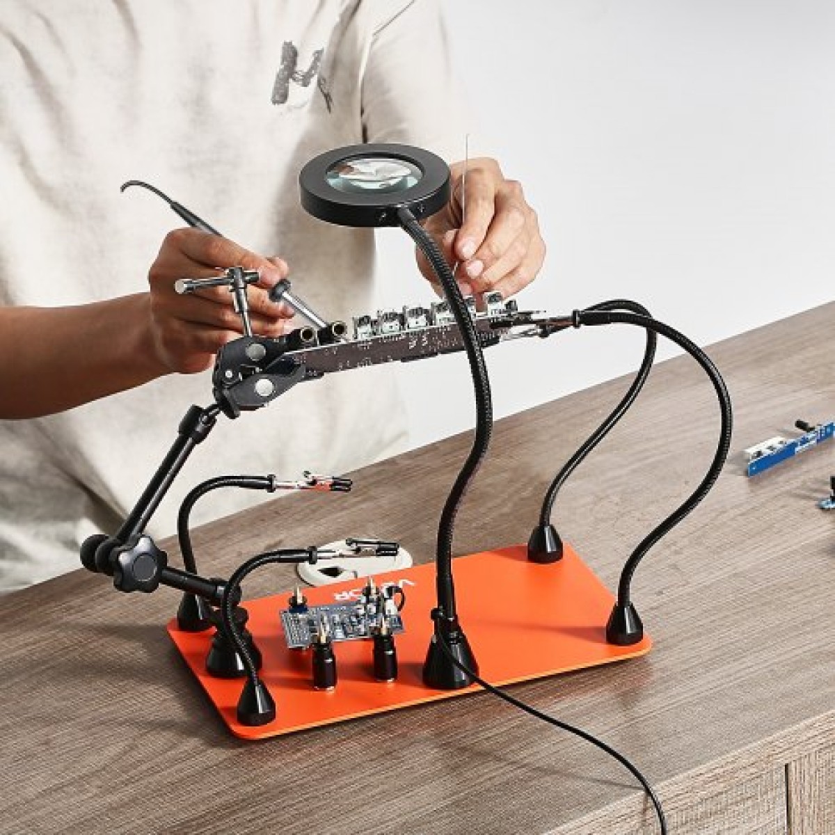 Σταθμός συγκόλλησης VEVOR Magnetic Helping Hands, Τρίτο εργαλείο συγκόλλησης με μεγεθυντικό λαμπτήρα LED 3X, 4 βάσεις PCB & 360 Hot Air Gun Holder, Heavy-Duty Base Station for Electronic Repair Craft Hobby