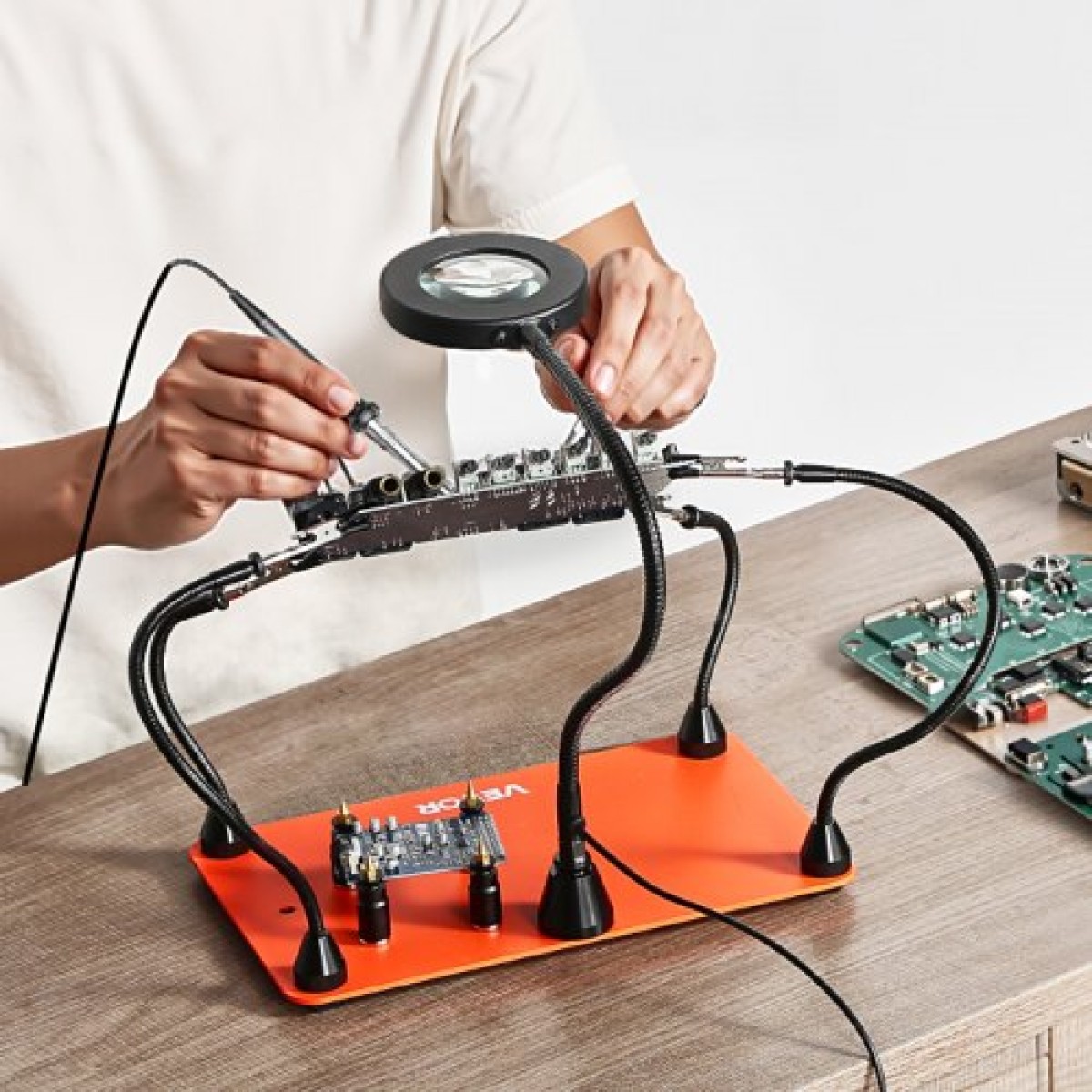Σταθμός συγκόλλησης VEVOR Magnetic Hands Helping, 4 Flexible Arms Third Hand Soldering Tool, με μεγεθυντικό λαμπτήρα 3X LED, 4 PCB Pillar Holder & Heavy-Duty Base, Electronic Repair Craft Hobby DIY