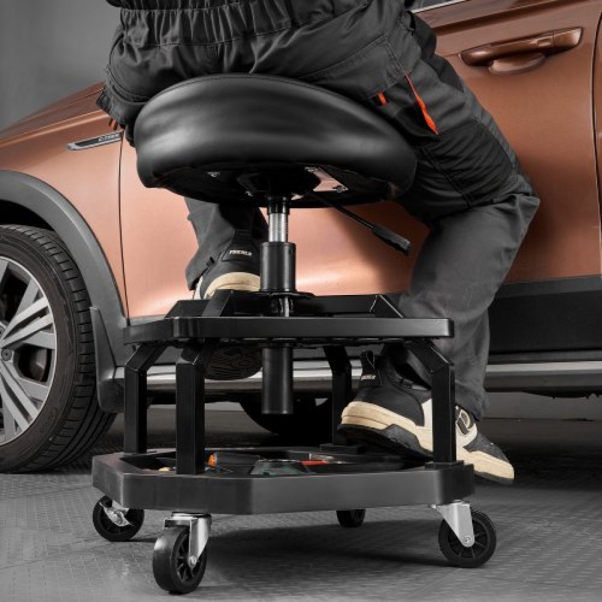 Σκαμπό VEVOR Rolling Shop, Πνευματικό Κάθισμα/Σκαμπίνι εργασίας γκαράζ με χωρητικότητα 300 λίβρες, Ρυθμιζόμενο ύψος αναρριχητικό κάθισμα, περιστρεφόμενο 360° σκαμπό εργαστηρίου με επένδυση με τροχούς, για γκαράζ, κατάστημα και επισκευή αυτοκινήτων