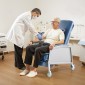 Ανακλινόμενη καρέκλα VEVOR Geri, ανακλινόμενη καρέκλα Geri 3 θέσεων, Κινητές ιατρικές ανακλινόμενες καρέκλες με 4 ρόδες, μαλακή επένδυση και αποσπώμενος δίσκος, Ιδανικό για νοσοκομεία, γηροκομεία και γηριατρική φροντίδα στο σπίτι