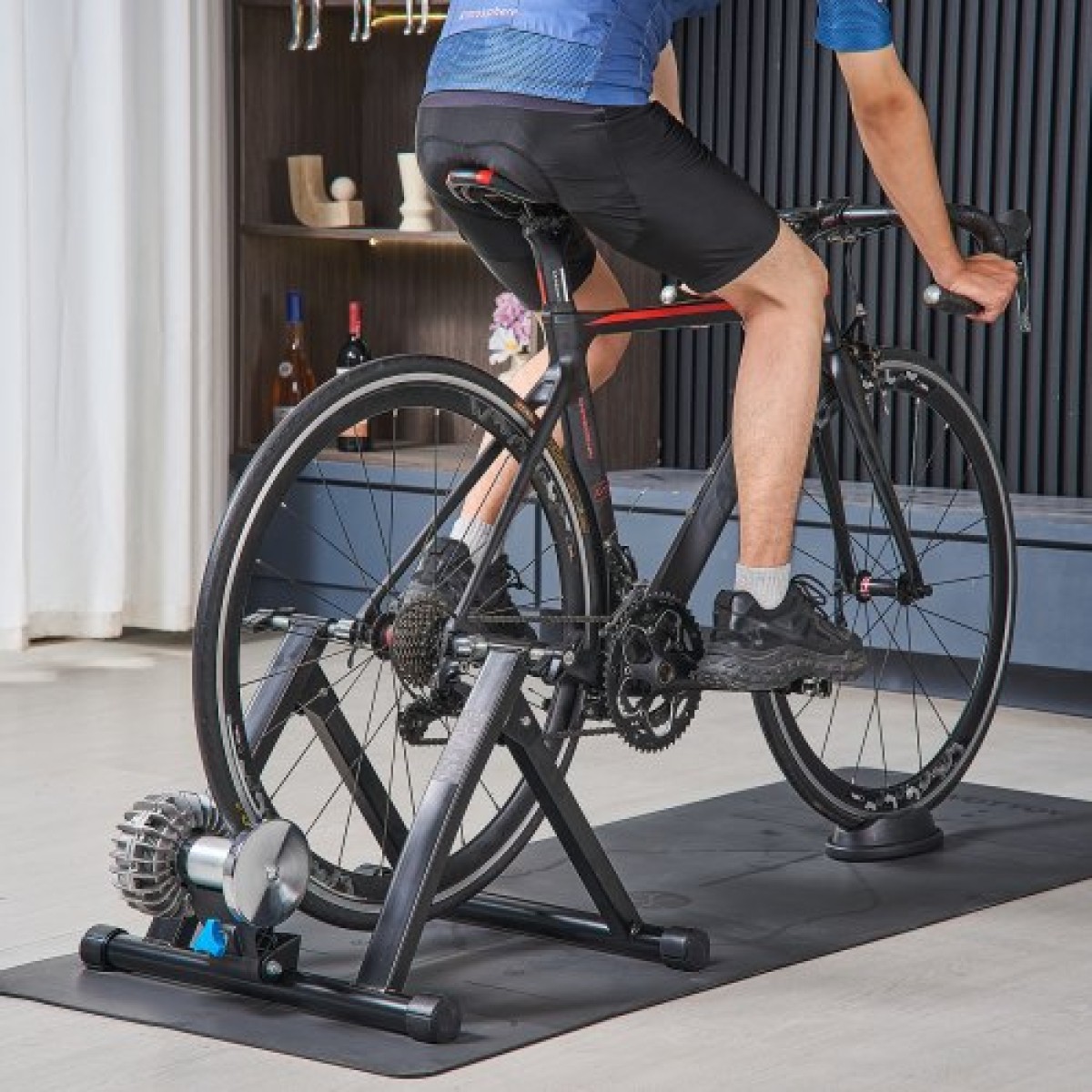VEVOR Bike Trainer, 660,4-736,6 mm & 700C Wheels, Πτυσσόμενη βάση Fluid Bicycle Stationary Trainer για ιππασία σε εσωτερικό χώρο με σουβλάκι γρήγορης απελευθέρωσης & μπλοκ μπροστινού τροχού, ταιριάζει σε ποδήλατα δρόμου, μαύρο